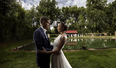  couple amoureux-bord-du-lac vue invite au loin celebre weeding photographer florent studio lille saint omer paris le touquet