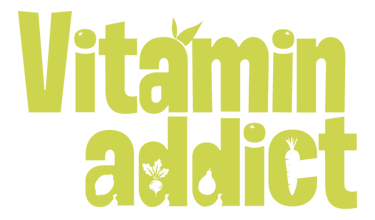 Vitaminfüggő logó lime zöld színben, gyümölcs- és zöldségikonokkal, vastag betűtípussal.