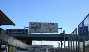 foto da placa do porto de Nápoles