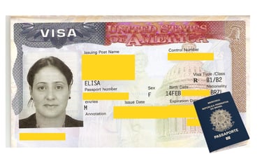 Página de passaporte exibindo o visto B1 dos Estados Unidos, parcialmente aberto sobre superfície ne