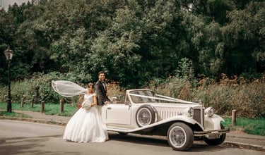 Wedding couple with vintage car, shot by Fred Art Studio