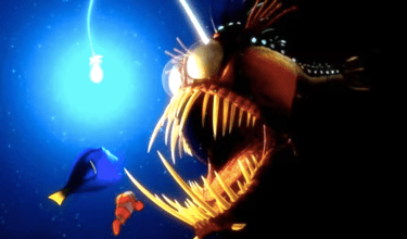 Uma imagem do peixe abissal do filme: Procurando Nemo da Pixar. utilizando sua bioluminescência