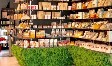 Mycie i sterylizacja regałów sklepowych oraz witryn chłodniczych z wykorzystaniem przemysłowej parownicy EV Poseidon.