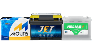 Três baterias automotivas alinhadas, apresentando as marcas Jet, Heliar e Moura em seus rótulos.