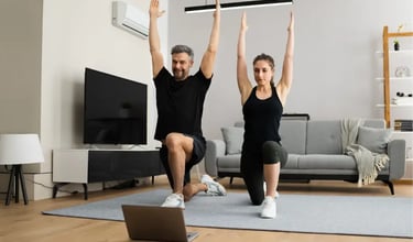 casal realizando um treino online