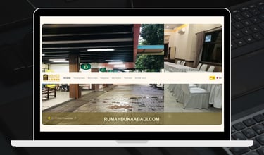 Tampilan Website Rumah Duka Abadi ditampilkan pada layar laptop.