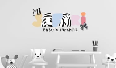 Logotipo Mi Safari Espacio Infantil en pared de aula decorada