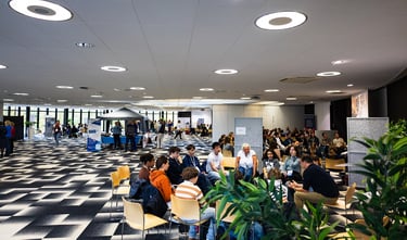 vue d'ensemble des atliers lors de l'événement harc'Event. COllégiens et professeurs et intervenans 
