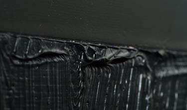 Donker fragment - close up van het werk van modern kunstenaar Henk Tieten