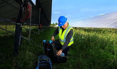 Sahada güneş paneli elektriksel ölçüm testi.