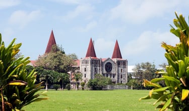 Igreja histórica no centro de Nuku’alofa, Tonga, capturada pela autora durante escala de cruzeiro.