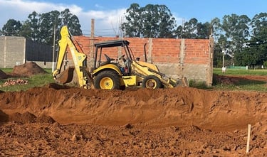 NLA Terraplanagem realizando nivelamento de terreno para construção civil.