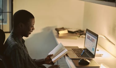 pessoa estudando com um notebook aberto