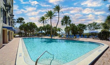 El presidente pool and beach