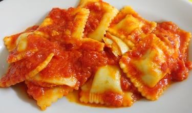 Hausgemachte galluresische Ravioli mit Ricotta, sardische Spezialität nahe Olbia