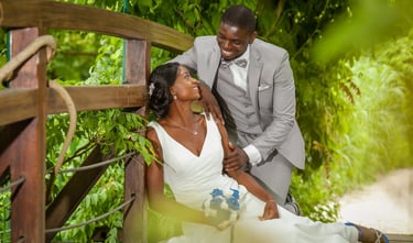 couple sur un pont accroupie
