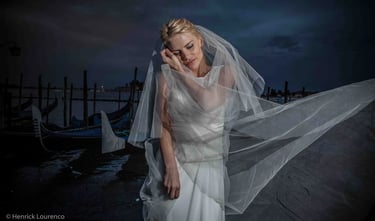 Nuit à Venise avec une marié blonde avec le voile au vent