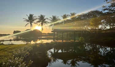 Área externa, piscina e rio do Rancho do Neneco - Rancho para alugar em Miguelópolis SP