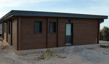 maison peinte avec une lasure naturelle marron foncé mate en region sud de la France