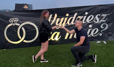 pomysł na wyjątkowe zareczyny napis wyjdziesz za mnie