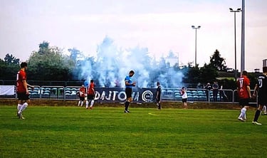 transparenty kibicowskie pirotechniczna oprawa meczowa na stadionie ultras race