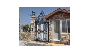 Portail en fer forgé noir et or