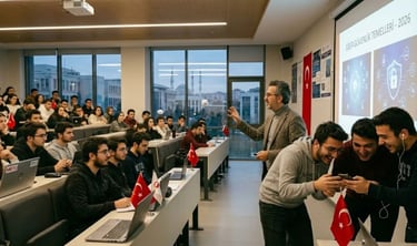 Türkiye'de bir üniversitede siber güvenlik dersi sırasında eğlenen öğrenciler ve Kaspersky 2026 sunumu yapan profesör.