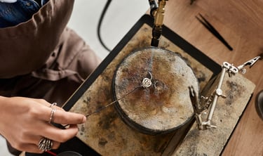 Artesano trabaja con soplete 