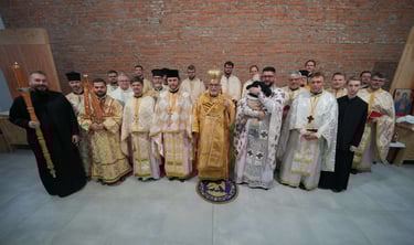 Fotografia všetkých kňazov prítomných na vysviacke Gréckokatolíckeho kostola na Podhradovej