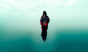 ethereal underwater fine art photography human movement Laura Mommicchi