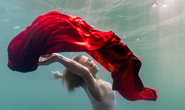 ethereal underwater fine art photography human movement Laura Mommicchi
