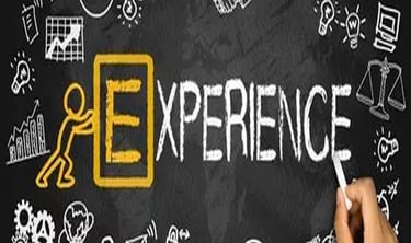 Bonhomme pousse la lettre E du mot EXPERIENCE entouré de dessins symbolisant des expériences de vie