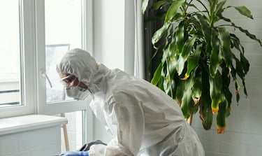 un technicien en plein travail