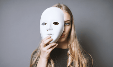 Syndrome de l'imposteur - Femme blonde qui met un masque devant son visage pour le cacher
