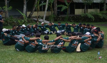 Peserta mengikuti aktivitas team building berbasis experiential learning untuk mengembangkan kolaborasi dan kepemimpinan.