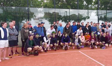 equipo de padel en una pista