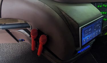 Fasilitas TV, Audio, Video didalam bus full musik