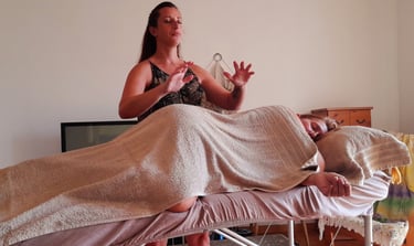 Élève en posture attentive s’apprêtant à masser, contact bienveillant.