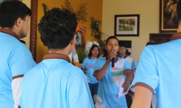 Joven hablando con micrófono