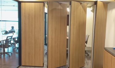 paneles moviles acusticos que dividen una sala de reuniones