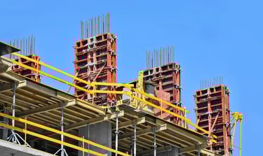 Un bâtiment avec de nombreux matériaux de construction, y compris des systèmes de coffrage