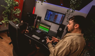 produttore musicale e fonico a lavoro nello studio di registrazione, mixing e mastering