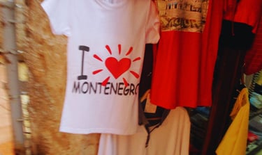 foto na loja de souvenir em Montenegro Kotor