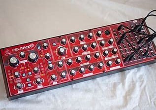 Behringer Neutron, Fully analogue semi-modular synthesizer.