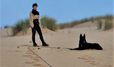 humaine berger allemand noir plage le porge