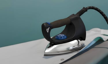 Żelazko parowe marki EV z wysokiej klasy stopą teflonową, chroniącą jedwab i len przed przypaleniem.