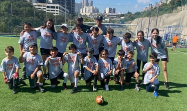 Grupo de jóvenes jugadores de football americano posando para una foto