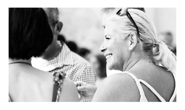 sourires et regards lors du cocktail