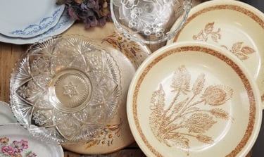 Des assiettes et des bols sur une table