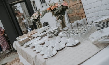 Une table avec de la vaisselle pour un mariage